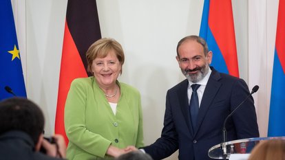 Armenien, Eriwan: Bundeskanzlerin Angela Merkel (CDU) wird von Nikol Paschinjan empfangen