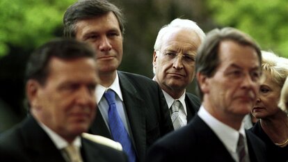 Wolfgang Gerhardt, Edmund Stoiber (CSU). Im Vordergrund Gerhard Schröder (SPD), und Franz Müntefering (Bonn, 1999)