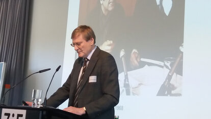 Prof. i.R. Dr. Hans Günter Hockerts war bis 2009 Inhaber des Lehrstuhls für Neueste Geschichte und Zeitgeschichte an der LMU in München