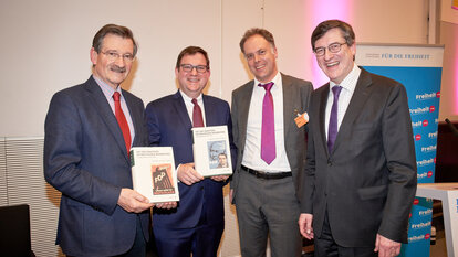 Übergabe der Fraktionsprotokolle der FDP 1949-1969