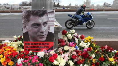 Boris Nemtsov war russischer Politiker, er gehörte lange Zeit zu den führenden Kräften der liberalen Partei. 2015 wurde er im Zentrum Moskaus erschossen.