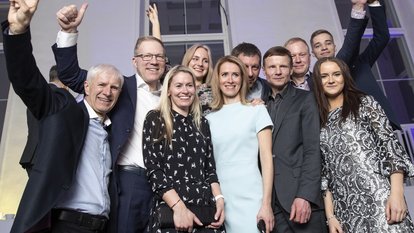 Kaja Kallas, Spitzenkandidatin der Reformpartei und Unterstützer nach der Bekanntgabe der Ergebnisse  der Parlamentswahl in Tallin