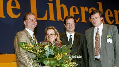 Guido Westerwelle und die neue stellvertretende Bundesvorsitzende Ruth Witteler-Koch mit Parteichef Klaus Kinkel und dem stellvertretenden Bundesvorsitzenden Wolfgang Gerhardt nach ihrer Wahl am 12.12.1994 auf dem Sonderparteitag der FDP 