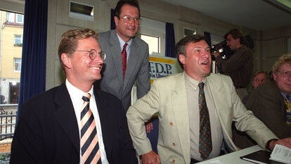 Bundesaußenminister Klaus Kinkel, Generalsektretär Guido Westerwelle und Bundesvorsitzender Wolfgang Gerhardt vor der Präsidiumstagung der FDP in Potsdam.