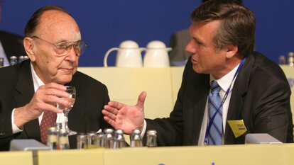 Der ehemalige deutsche Aussenminister Hans-Dietrich Genscher im Gespraech mit Wolfgang Gerhardt, auf dem FDP Bundesparteitag in Köln, 05.05.2005.