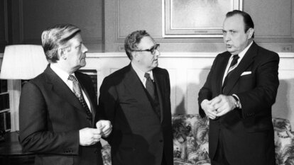 Bundeskanzler Helmut Schmidt, US-Aussenminister Henry Kissinger und Bundesaussenminister Hans Dietrich Genscher, im Gespraech, beim Besuch in Washington, 19.071976
