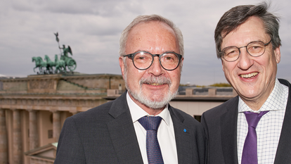 Werner Hoyer, Redner des Abends, wird von Karl-Heinz Paqué, Vorsitzender der Friedrich-Naumann-Stiftung für die Freiheit, am Brandenburger Tor begrüßt.