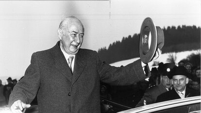 Theodor Heuss auf der Einweihungsfeier der Heimvolkshochschule der Friedrich-Ebert-Stiftung in Bergneustadt, 28. Februar 1956