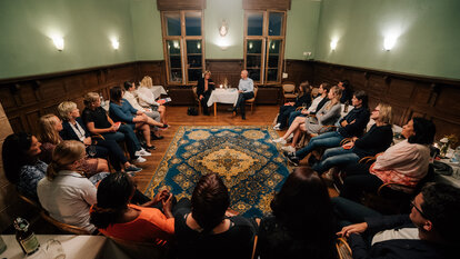 Kaminzimmergespräch mit Anne Brasseur, Kuratoriumsmitglied der Friedrich-Naumann-Stiftung