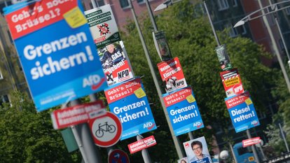 Plakate von Parteien am rechten Rand