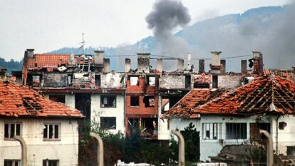 Rauch steigt am 22.7.1992 aus den Ruinen kürzlich ausgebrannter Häuser in Dobrinja, einem Stadtteil der umkämpften bosnischen Hauptstadt Sarajevo, auf.