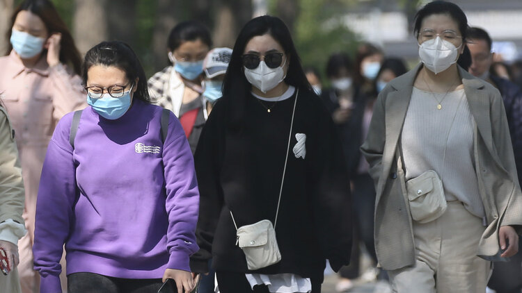 Passanten mit Masken in Asien