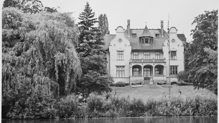 Die Truman-Villa 1945. Heutiger Sitz der Friedrich-Naumann-Stiftung für die Freiheit in Potsdam.