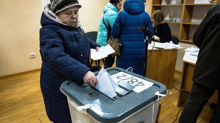 Wählerin stimmt bei Parlamentswahl in Moldau 