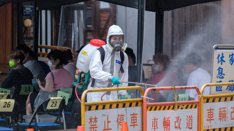 Militärpersonal desinfiziert eine taiwanische Teststation