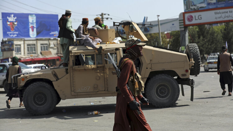 Kämpfer der Taliban vor dem internationalen Flughafen von Kabul