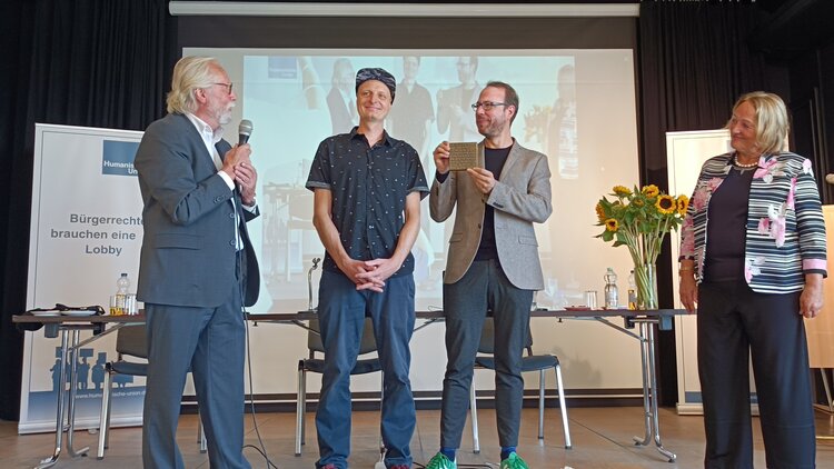 Werner Koep-Kerstin (1. v. l.), Vorsitzender der Humanistischen Union, Markus Beckedahl, Gründer von netzpolitik.org (3. v. l.) und Sabine Leutheusser-Schnarrenberger (4. v. l.) bei der Verleihung des Fritz-Bauer-Preises 2021 in Berlin.