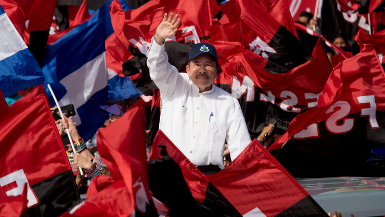 Präsident Daniel Ortega winkt Unterstützern zu bei seiner Ankunft zu einer Veranstaltung zu