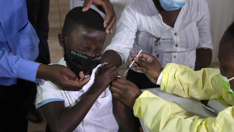 Ein Kind wird im Township Diepsloot in der Nähe von Johannesburg mit Pfizer gegen COVID-19 geimpft