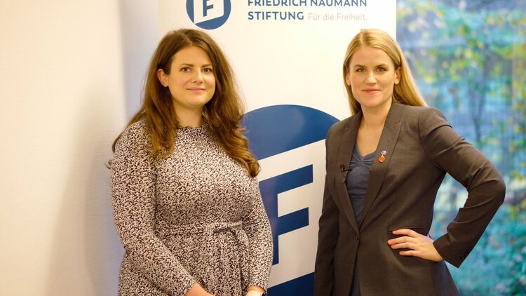 FNF Digital Expertin Ann Cathrin Riedel mit Facebook Whistelblowerin Frances Haugen