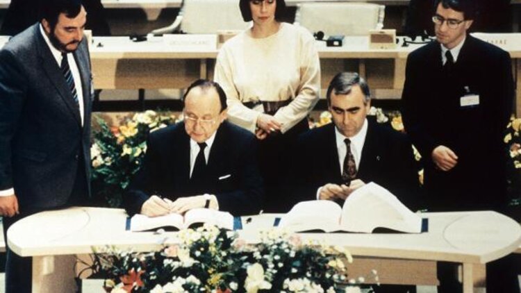 Bundesaussenminister Hans-Dietrich Genscher (l) und Bundesfinanzminster Theo Waigel (r) unterzeichnen am 7. Februar 1992 den Vertrag zur Wirtschafts- und Währungsunion der Europäischen Gemeinschaft in Maastricht (Niederlande)