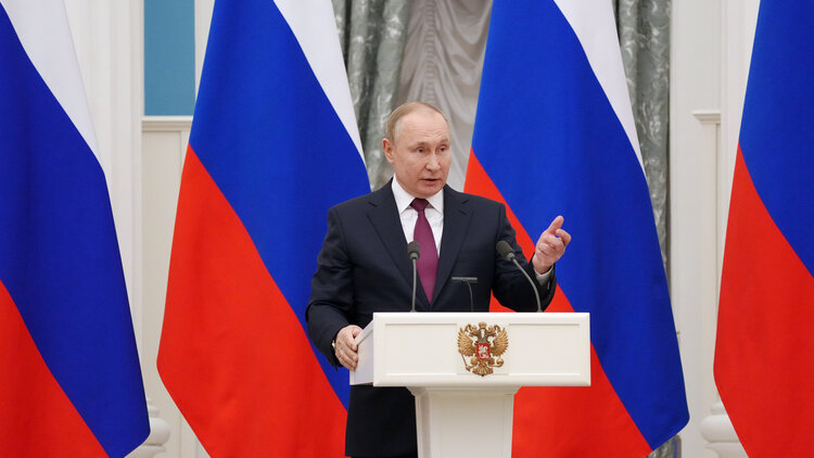 Russlands Präsident Wladimir Putin spricht auf einer gemeinsamen Pressekonferenz mit Bundeskanzler O. Scholz (SPD) nach einem mehrstündigen Vier-Augen-Gespräch im Kreml.