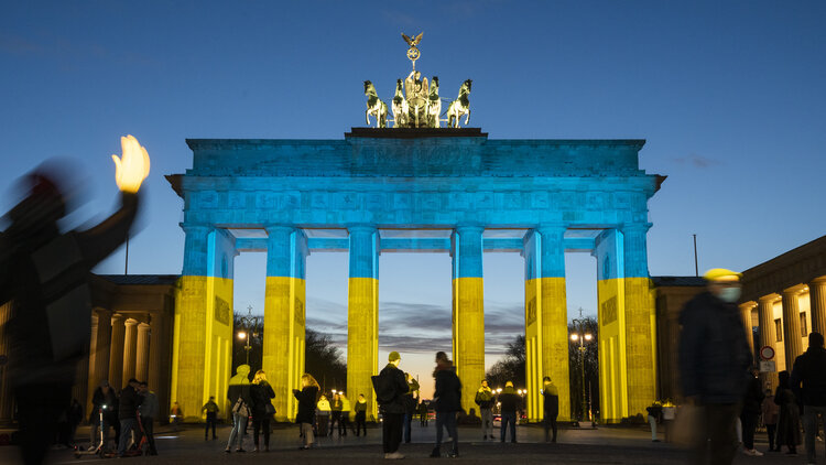 Das Brandenburger Tor wird in den Farben der Ukrainischen Flagge angestrahlt.