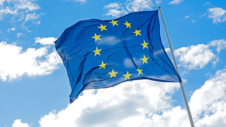 Wehende EU-Flagge vor blauem Himmel