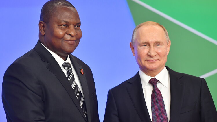 Faustin Archange Touadera (L), Präsident der Zentralafrikanischen Republik, und der russische Präsident Wladimir Putin