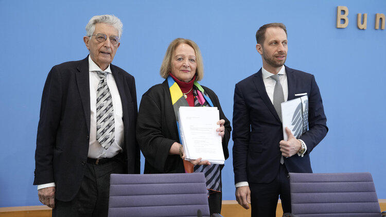 Sabine Leutheusser-Schnarrenberger, Bundesministerin a. D. gemeinsam mit Gerhart Baum, Bundesminister a. D., Rechtsanwalt Dr. Nikolaos Gazeas, , bei der Bundespressekonferenz zum Thema Strafanzeige beim Generalbundesanwalt. 