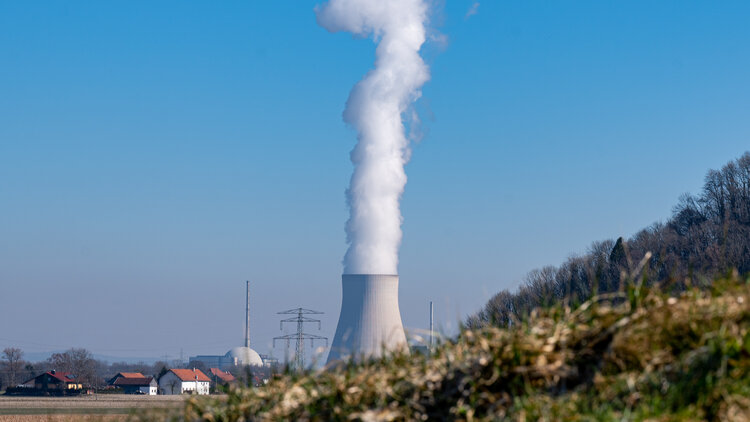 Das Atomkraftwerk (AKW) Isar 2. Das Kernkraftwerk im Landkreis Landshut ist das letzte in Bayern, das noch nicht endgültig vom Netz gegangen ist.