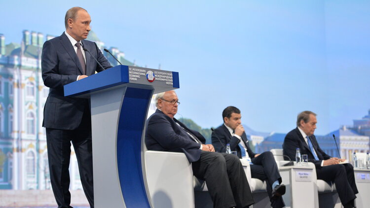 Der russische Präsident Wladimir Putin spricht auf dem Internationalen Wirtschaftsforums von St. Petersburg 2015