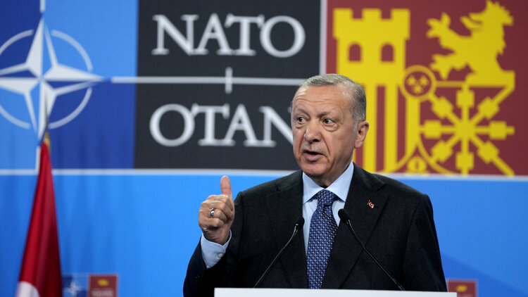 Der türkische Präsident Recep Tayyip Erdogan spricht während einer Pressekonferenz auf einem NATO-Gipfel in Madrid, Spanien 