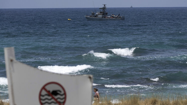 Ein im Mittelmeer verankertes Schiff der israelischen Marine ist vom Grenzübergang Rosh Hanikra zwischen Israel und Libanon im Norden Israels aus zu sehen.