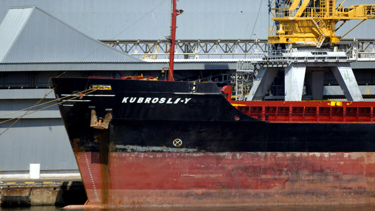 Massengutfrachter Kubrosli Y wird im Hafen von Odessa mit ukrainischem Weizen beladen