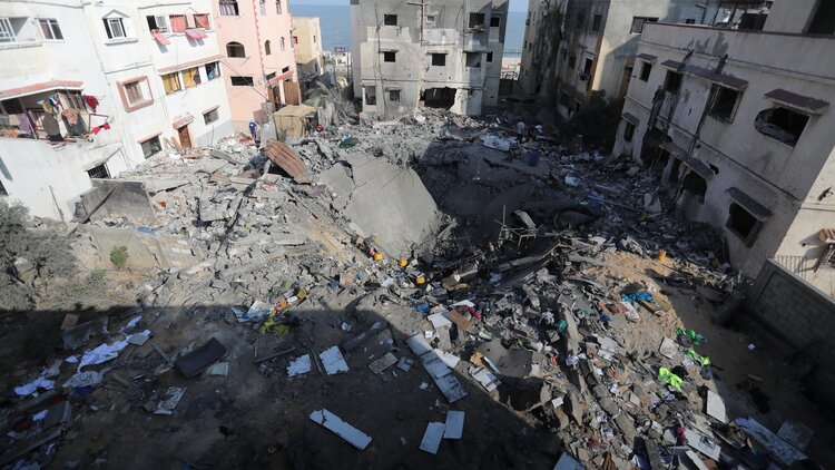 Palästinenser blicken am 8. August 2022 aus einem schwer beschädigten Gebäude in Gaza-Stadt, nachdem zwischen Israel und den Palästinensern eine Feuerpause vereinbart wurde.