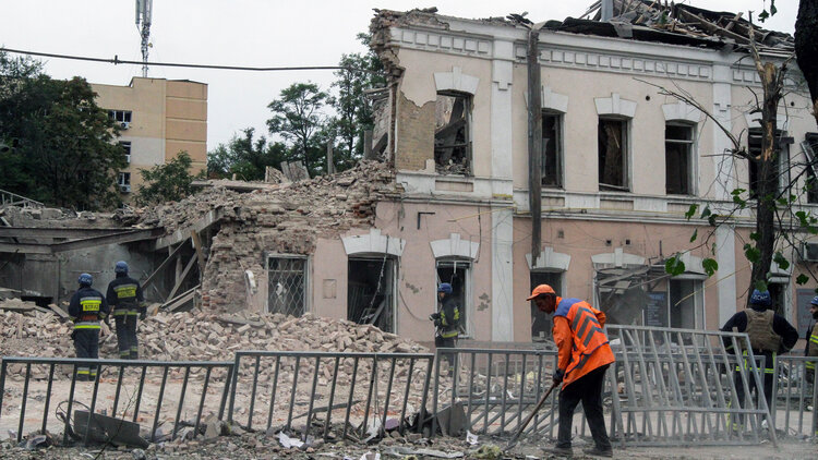 Rettungskräfte beseitigen die Trümmer eines Gebäudes, das bei einem russischen Raketenangriff auf das Zentrum von Dnipro in der Zentralukraine zerstört wurde. 