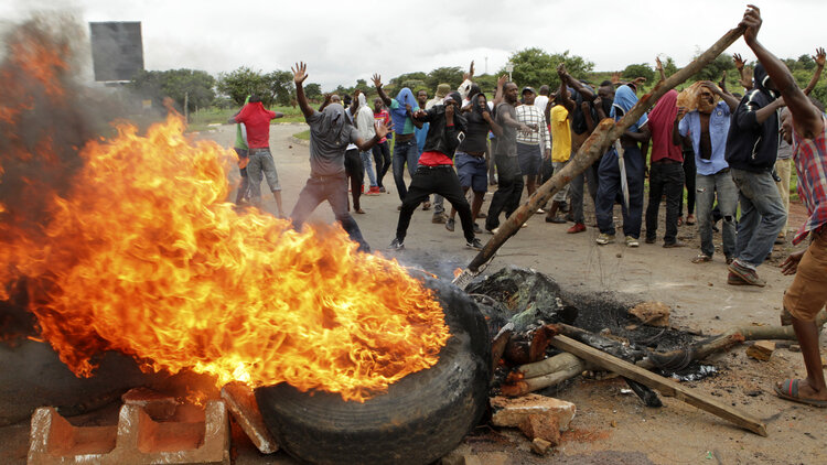 Bei Protesten gegen die drastische Erhöhung der Treibstoffpreise in Simbabwe sind mindestens drei Menschen getötet worden. Mehrere Menschen wurden verletzt.