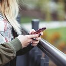 Frau mit iPhone