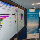 Der Landeswahlleiter in Thüringen überprüft am Wahlabend den aktuellen Stand.