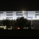 Logo von Tesla an der Fabrik in Fremont, Kalifornien