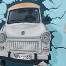 Bild eines Trabbis auf der ehemaligen Mauer