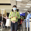 Passagiere aus China müssen sich am Flughafen in Nairobi, Kenia eines Gesundheitschecks unterziehen