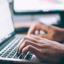 Aufgeklappter Laptop