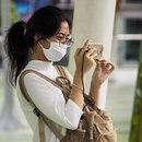 Smartphone-Nutzerin in Bangkok