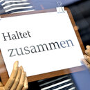 Schild "Haltet zusammen"