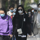 Passanten mit Masken in Asien