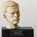 Die Büste des 1945 im KZ Sachsenhausen zum Tode verurteilten und gehängten Widerstandskämpfers, Hans von Dohnany, steht in der Juristischen Fakultät der Humboldt-Universität Unter den Linden und stammt vom Bildhauer Bertrand Freiesleben.