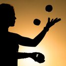 Frau beim jonglieren