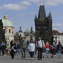 Karlsbrücke mit Passanten
